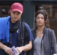 Ed Westwick si Jessica Szohr formeaza un cuplu stabil si profita de pauzele de filmare pentru a lua masa impreuna!