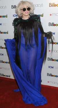 Lady Gaga a ales o rochie transparenta decorata cu pene si... par pentru a primi premiul Billboard! Iti place?