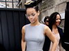 Ai ghicit! Vedeta care a purtat cizme lungi de piele la prezentarea de moda Givenchy este Rihanna!