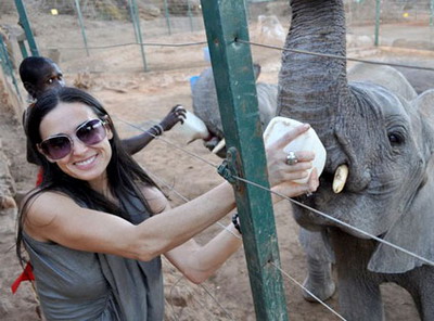 Demi Moore a hranit un elefantel orfan cand a fost in vacanta in Kenya! GALERIE FOTO!