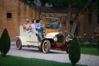 Razvan Fodor a facut furori cu otomobilul de la 1900 in episodul de joi, 8 octombrie din "Aniela"! GALERIE FOTO!
