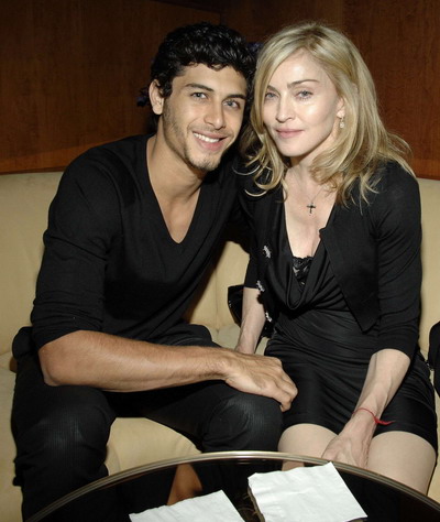 Madonna isi plateste bine jucaria sexuala!