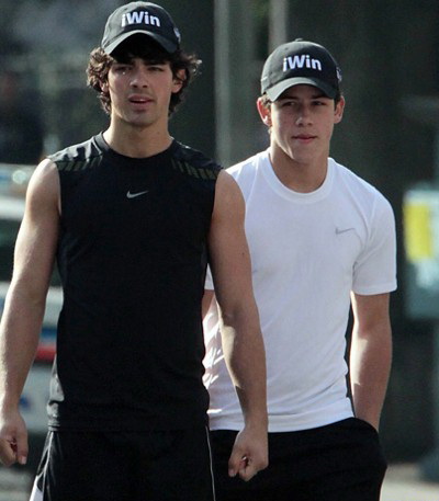 Nick si Joe Jonas, maraton in scopuri de binefacere FOTO!