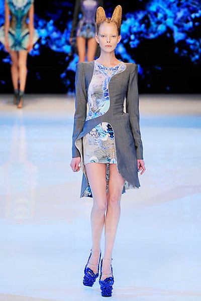 Alexander McQueen propune opere de arta extraterestra pentru primavara-vara 2010! GALERIE FOTO!