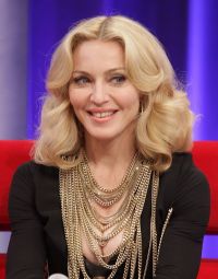 Madonna a oferit in scopuri caritabile o pereche de pantofi Christian Dior! Beneficiarii vor fi copiii romi din Romania!