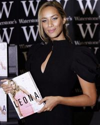 Leona Lewis a fost lovita de un fan la o sesiune de autografe!