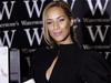 Leona Lewis a fost lovita de un fan la o sesiune de autografe!