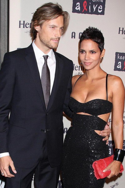 Ghici ce actrita a purtat acest decolteu sexy la un eveniment monden?! UPDATE! Este vorba despre Halle Berry! GALERIE FOTO!