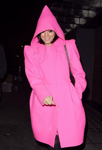 Lily Allen sau Scufita Roz? Ce parere ai despre trench-ul roz purtat de cantareata la Omega Constellation Party?