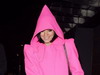 Lily Allen sau Scufita Roz? Ce parere ai despre trench-ul roz purtat de cantareata la Omega Constellation Party?