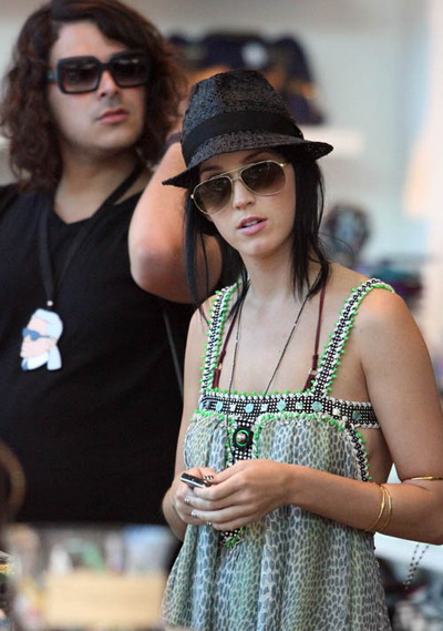 Katy Perry merge la cumparaturi cu fratele iubitului ei! GALERIE FOTO!