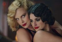 Sarut pasional intre Penelope Cruz si Charlize Theron, in filmul „Cu capul in nori”!