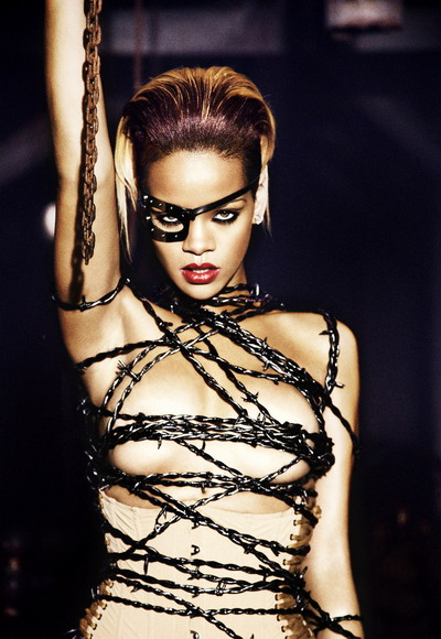 Rihanna s-a infasurat in sarma ghimpata pentru noul ei videoclip!