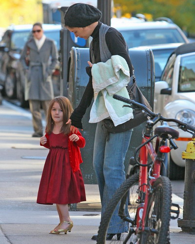 Katie Holmes se mandreste cu faptul ca fiica ei poarta tocuri, la numai 3 anisori!