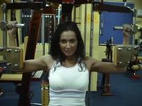 Un exercitiu pe zi cu Nicoleta: Impingeri la pec-deck, un aparat de fitness special pentru zona pieptului!