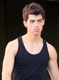 Joe Jonas are un nou look! Iti place?