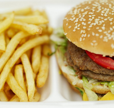 Mancarea de tip fast food creeaza dependenta, asemanatoare cu cea data de heroina, morfina sau nicotina