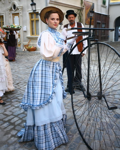 Adina Galupa face valva la 1900 pe bicicleta!