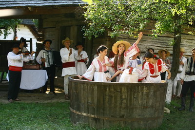 Scene memorabile in "Aniela": Adela Popescu si Nicoleta Luciu au strivit strugurii cu picioarele goale! FOTO!