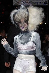 Lady Gaga, cu sutienul peste bluza, la ACE Style Awards! FOTO!