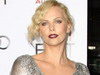 Ghici ale cui sunt picioarele? UPDATE! Raspunsul corect: Charlize Theron! FOTO!