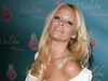 Pamela Anderson a lansat de curand doua parfumuri: Malibu Pink si Malibu Blue! GALERIE FOTO!