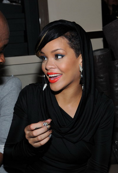 Rihanna a refuzat o sticla de sampanie in valoare de 10.000 de dolari, pentru ca nu-l cunostea pe cel care i-a trimis-o!