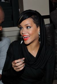Rihanna a refuzat o sticla de sampanie in valoare de 10.000 de dolari, pentru ca nu-l cunostea pe cel care i-a trimis-o!