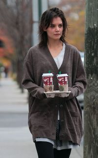 Katie Holmes, dependenta de cafea?