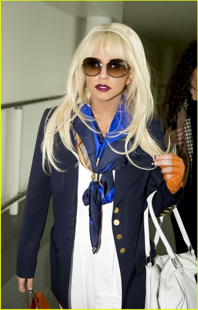 Ghici cine si-a decorat unghiile cu fundite!? UPDATE! Este vorba despre Lady GaGa!