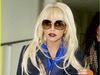 Ghici cine si-a decorat unghiile cu fundite!? UPDATE! Este vorba despre Lady GaGa!