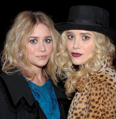 Care dintre look-urile alese de Ashley si Mary Kate Olsen iti place mai mult?