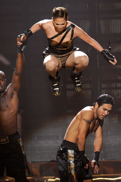 Jennifer Lopez a cazut in fund dupa o figura de dans nereusita, la American Music Awards! GALERIE FOTO si VIDEO!