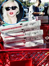Lady GaGa isi trateaza fanii cu pizza!