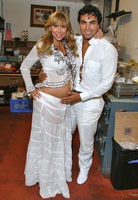 Aylin Mujica ne arata burtica!