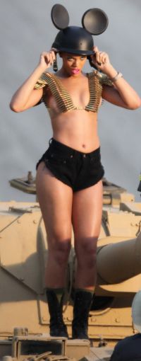 Rihanna - „Hard”, making of! UPDATE! Lansarea oficiala a videoclipului a avut loc pe 17 decembrie! FOTO & VIDEO!