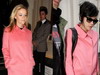 Reese Witherspoone versus Lily Allen! Cine arata mai bine in trench roz?