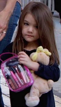 Suri Cruise are propria ei trusa de cosmetice !