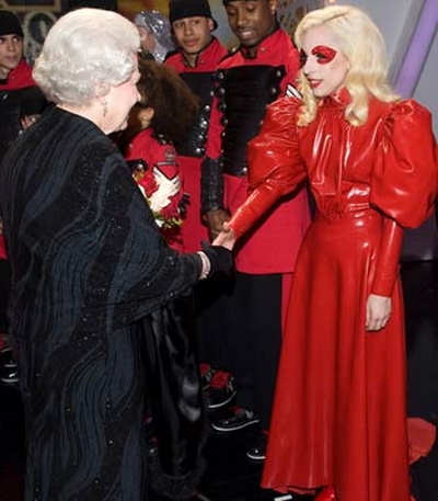 Lady Gaga si Miley Cyrus i-au cantat reginei Angliei, Elisabeta a II-a FOTO!