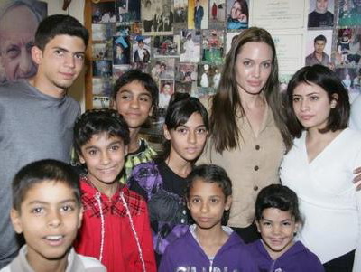 Angelina Jolie intretine sapte copii orfani din Iordania si are sculptura in marime naturala, "Brangelina" FOTO!