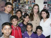 Angelina Jolie intretine sapte copii orfani din Iordania si are sculptura in marime naturala, "Brangelina" FOTO!