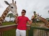 Fernando Colunga se relaxeaza cu delfinii si girafele!