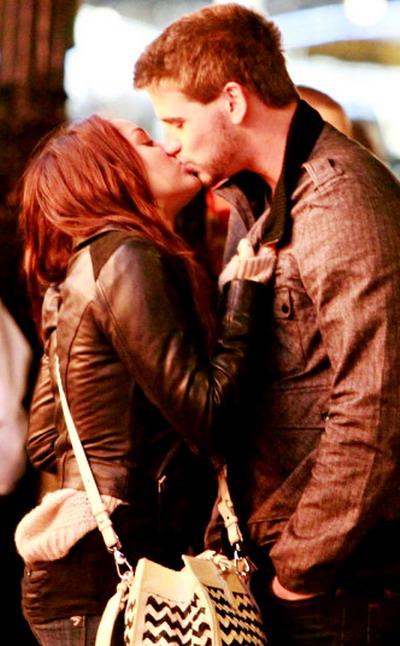 Miley Cyrus a fost surprinsa sarutandu-se cu Liam Hemsworth! GALERIE FOTO!