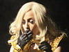 Lady GaGa si-a aprins o tigara pe scena in Canada, desi acolo fumatul este ilegal in spatii publice! GALERIE FOTO!