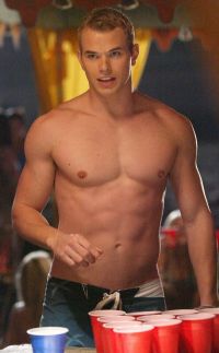 Kellan Lutz isi va arata abdominalii intr-o reclama pentru lenjerie intima Calvin Klein!