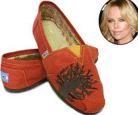 Charlize Theron lanseaza o linie de pantofi