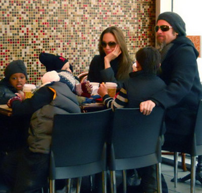 Brad si Angelina iau pranzul in New York alaturi de copiii lor! GALERIE FOTO!
