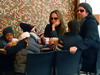 Brad si Angelina iau pranzul in New York alaturi de copiii lor! GALERIE FOTO!