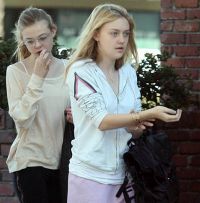 Surorile Dakota si Elle Fanning, impreuna la salon ca sa-si faca manichiura pentru sarbatori! FOTO