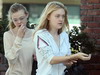 Surorile Dakota si Elle Fanning, impreuna la salon ca sa-si faca manichiura pentru sarbatori! FOTO